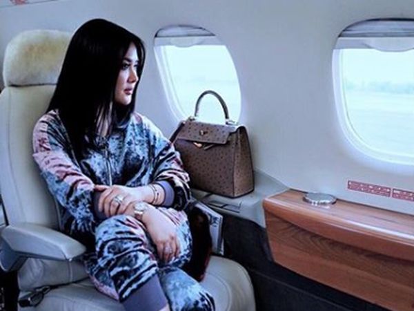 7 Gaya Syahrini Pakai Barang Branded Mirip Artis Dunia, Siapa Lebih Keren?
