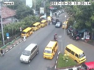Parkir di Trotoar, 3 Angkot Sukabumi Terjaring CCTV Tilang Parkir di Trotoar, 3 Angkot Sukabumi Terjaring CCTV Tilang