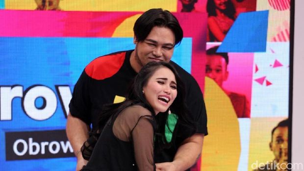 Ayu Ting Ting dan Ivan Gunawan saat tampil di acara Brownis.