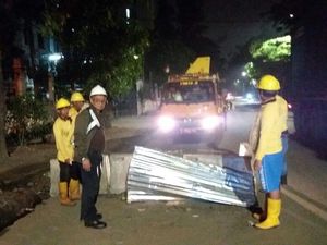 Dini Hari, Lubang Galian di Lodan Dipagari Beton oleh Bina Marga Dini Hari, Lubang Galian di Lodan Dipagari Beton oleh Bina Marga