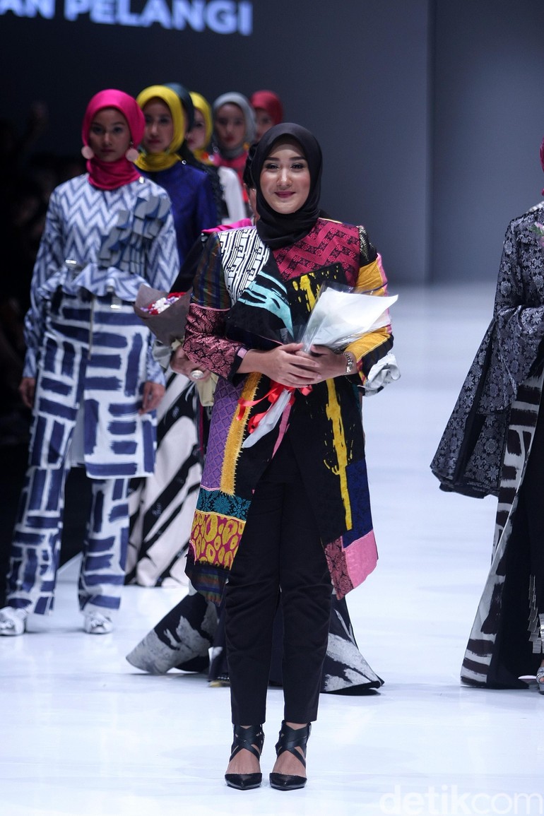 Foto Koleksi Terbaru Dian Pelangi Hadirkan Baju Hijab Batik Motif