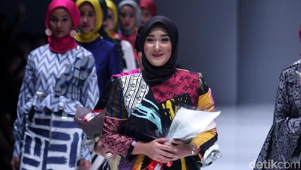 Foto: Koleksi Terbaru Dian Pelangi Hadirkan Baju Hijab Batik Motif Arsiran