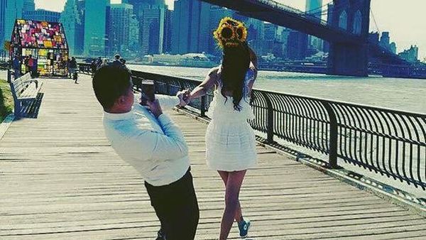 Kocak, Nasib Pria Jadi Tukang Foto Pacar di Mana Saja