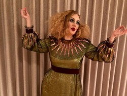 Adele Tampil ala Badut untuk Halloween, Netizen: Tetap Cantik!