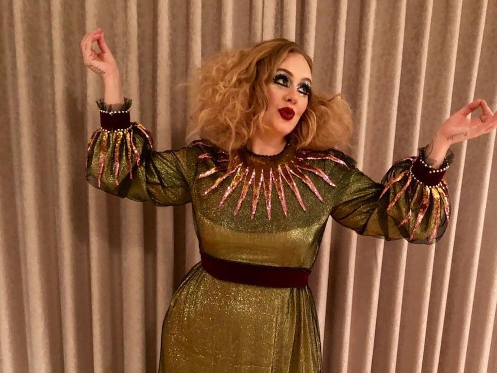 Adele Tampil ala Badut untuk Halloween, Netizen: Tetap Cantik! Adele Tampil ala Badut untuk Halloween, Netizen: Tetap Cantik!