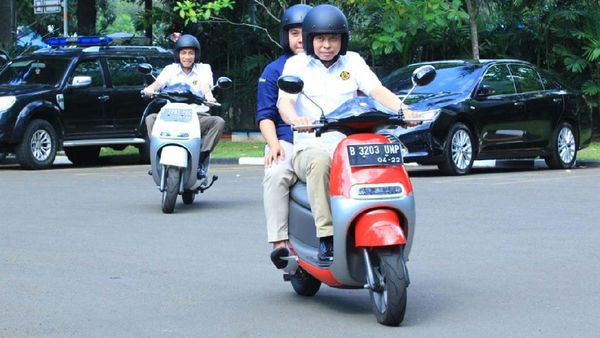 Ngeeng! Duet Jonan-Arcandra Ngetes Motor Listrik