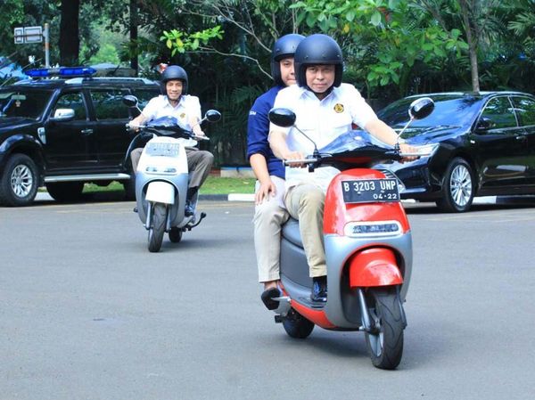 Ngeeng! Duet Jonan-Arcandra Ngetes Motor Listrik