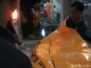 Polisi Bawa 2 Kantong Jenazah ke RS Polri dari Pabrik Kembang Api