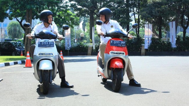 Pakai Helm Hitam Duet Jonan Arcandra Jajal Motor  Listrik  