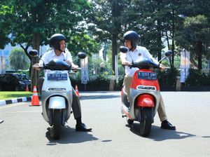 Pakai Helm Hitam, Duet Jonan Arcandra Jajal Motor Listrik