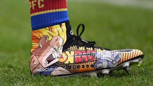 Sepatu-Sepatu Bola Eksentrik: Bergambar Dragon Ball hingga Bertabur Swarovski