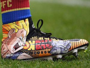 Sepatu-Sepatu Bola Eksentrik: Bergambar Dragon Ball hingga Bertabur Swarovski
