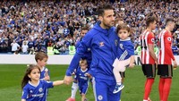 Cesc Fabregas bersama dua putrinya, Lia dan Capri. Fabregas juga masih memiliki seorang putra lain bernama Leonardo, yang lahir pada tahun ini. Foto: instagram @cescf4bregas