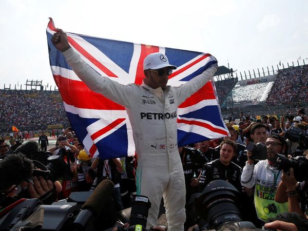 Foto: Hamilton Jadi Juara Dunia Usai Raih Finis Terburuknya di 2017
