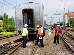 Gerbong KRL Anjlok di Stasiun Jatinegara Masih Dievakuasi