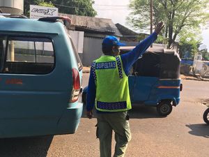 Pakai Seragam, Supeltas Sudah Bertugas di Simpang Jalan Pakai Seragam, Supeltas Sudah Bertugas di Simpang Jalan