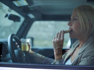 Ini Alasan Mengapa Dilarang Makan Saat di Perjalanan