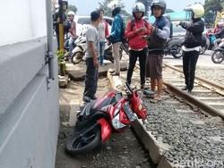 Masuk Perlintasan, Sri Tewas Tersambar Kereta Api di Bandung