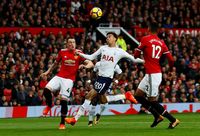 Phil Jones (paling kiri)