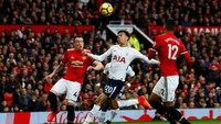 Phil Jones (bek), Manchester United. Jones, yang kembali mengawal lini belakang MU, pegang peranan tidak kecil dalam membendung serangan Tottenham Hotspur dalam kemenangan 1-0. (Foto: Jason Cairnduff/Action Images via Reuters)