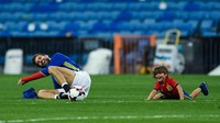 Bek Barcelona Gerard Pique sedang bermain dengan putra sulungnya, Milan, usai laga Spanyol melawan Italia di Kualifikasi Piala Dunia 2018. Pique memiliki satu putra lain bersama penyanyi top Shakira, yang dinamai Sasha. Foto: David Ramos/Getty Images
