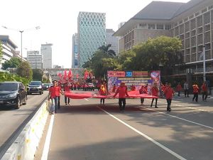 Ratusan Buruh Long March Menuju Istana untuk Berdemo
