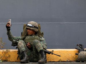 Foto: Saat Tentara Selfie Sepulang dari Marawi