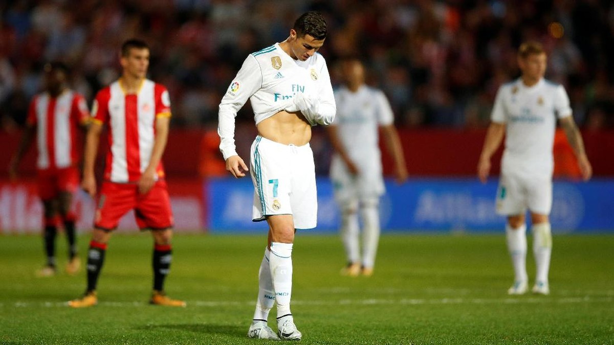 Cristiano Ronaldo tertunduk lesu setelah Real Madrid kalah dari Girona (Albert Gea/Reuters)
