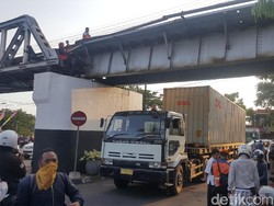 Tertabrak Truk Kontainer, Jembatan Rel Kereta di Malang Bergeser