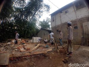 Kisah Guru Ngaji di Sukabumi yang Dapat Bantuan Renovasi Rumah Kisah Guru Ngaji di Sukabumi yang Dapat Bantuan Renovasi Rumah