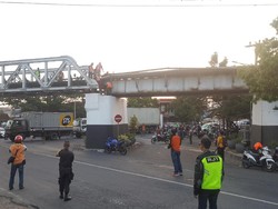 Perbaikan Jembatan Rel Butuh 3 Jam, Perjalanan Kereta Tertunda