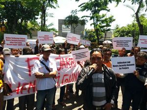 Ratusan Orang Demo PN Surabaya, Tuntut Hakim Tak Netral Diganti