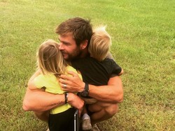 Aksi Kocak Chris Hemsworth Saat Main Lompat Tali Bareng Anaknya