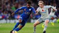 Demarai Gray (tengah), Leicester City. Gray ikut terlibat dalam proses gol pertama Leicester ke gawang Everton dan kemudian mencetak gol yang kedua dalam kemenangan 2-0 timnya. (Foto: Jason Cairnduff/Action Images via Reuters)