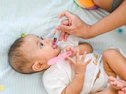 Trik Ibu Meminumkan Obat ke Bayinya Tanpa Ada Drama
