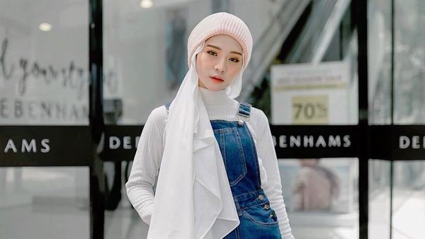 Foto: 10 Inspirasi Gaya Hijab Adira S yang Mirip Artis Korea, Cantik Banget