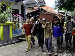 Isak Tangis Warnai Pemakaman Aten, Korban Ledakan Pabrik Kembang Api