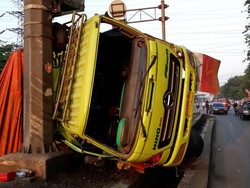Truk Terguling di Jalan Raya Bekasi, Arus Lalu Lintas Tersendat