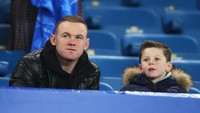Wayne Rooney sedang menyaksikan pertandingan Everton melawan Crystal Palace bersama putra sulungnya, Kai Wayne (7). Dengan istrinya, Coleen, Rooney memiliki dua putra lainnya Klay Anthony (4) dan Kit Joseph (1). Foto: Alex Livesey/Getty Images