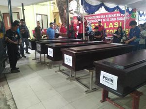 Teridentifikasi, 5 Jasad Korban Ledakan Pabrik Dijemput Keluarga Teridentifikasi, 5 Jasad Korban Ledakan Pabrik Dijemput Keluarga