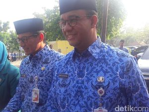 Anies: PNS yang Terlambat Upacara Nanti Dapat Sanksi Anies: PNS yang Terlambat Upacara Nanti Dapat Sanksi