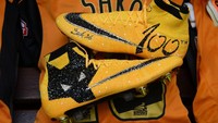 Sebelum sepatu bergambar Dragon Ball, Bakary Sako juga pernah punya sepatu spesial lainnya pada 2014. Itu saat dia menjalani laga ke-100 bersama Wolverhampton Wanderes. (Foto: internet)
