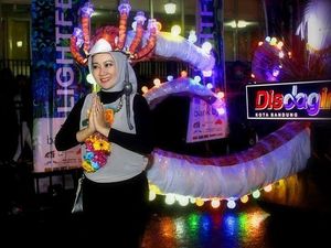 Unik, Ketika Istri Ridwan Kamil Si Cinta Bergaya dengan Mahkota Gurita Unik, Ketika Istri Ridwan Kamil Si Cinta Bergaya dengan Mahkota Gurita