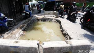 Begini Lubang Menganga di Lodan Raya yang Bahayakan Pengendara