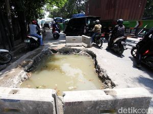 Begini Lubang Menganga di Lodan Raya yang Bahayakan Pengendara