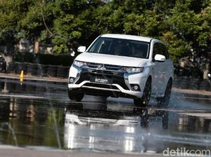 Mitsubishi Serahkan 10 Mobil Listrik ke Pemerintah Indonesia Mitsubishi Serahkan 10 Mobil Listrik ke Pemerintah Indonesia