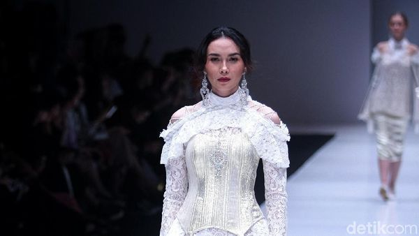 Foto: 14 Koleksi Terbaru Barli Asmara Terinspirasi Gaya Fashion Abad ke-16