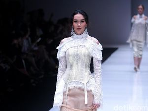 Foto: 14 Koleksi Terbaru Barli Asmara Terinspirasi Gaya Fashion Abad ke-16