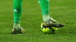 Sepatu-Sepatu Bola Eksentrik: Bergambar Dragon Ball hingga Bertabur Swarovski