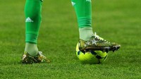 Tak kalah eksentrik adalah sepatu bertabur kristal swarovski milik Pierre-Emerick Aubameyang saat masih memperkuat Saint-Etienne pada 2012. (Foto: internet)